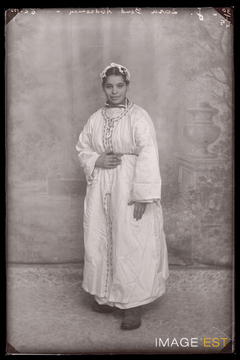 Portrait en pied d'une femme marocain (Le Val-d'Ajol)